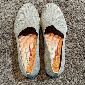 NWOT skechers classic fit memory foam shoe